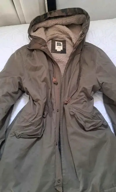Parka verde con capucha - miniatura 1