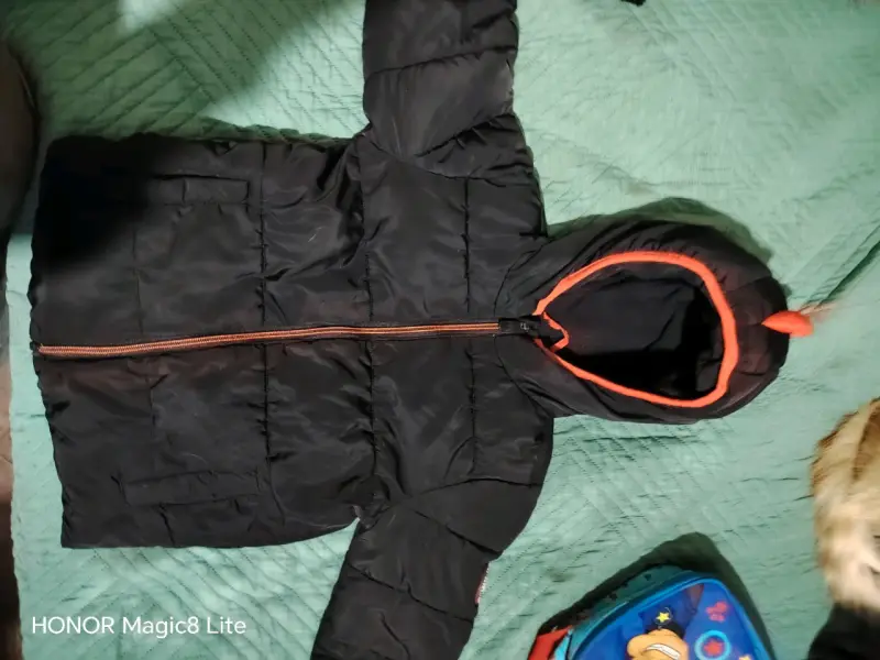 Chaqueta negra con capucha