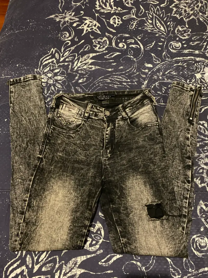 Jeans negros desgastados con roto - 1