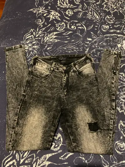 Jeans negros desgastados con roto - miniatura 1