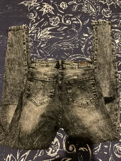 Jeans negros desgastados con roto - miniatura 2