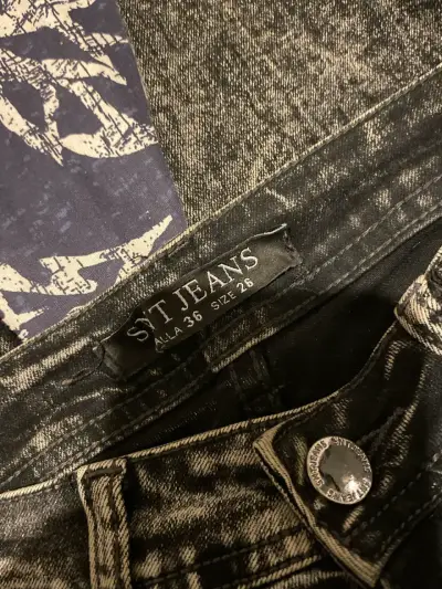 Jeans negros desgastados con roto - miniatura 4