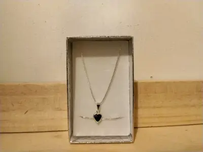 Collar más pulsera con dije de corazón negro - miniatura 1