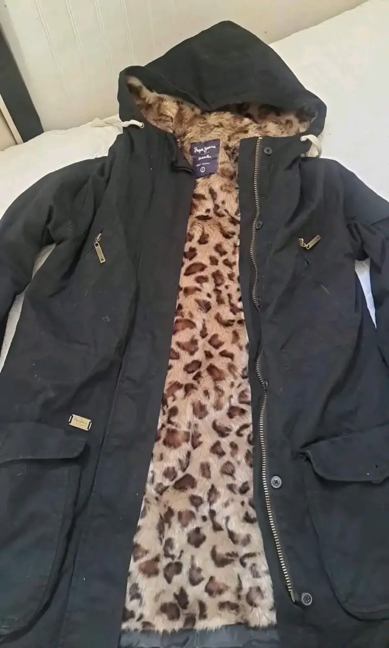 Abrigo negro con forro leopardo