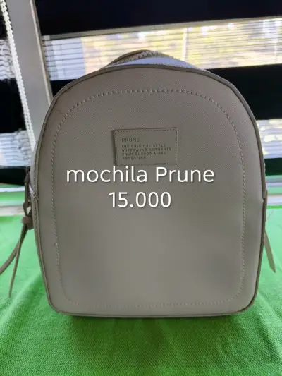 Maquillaje y mochila y cartera. - miniatura 1