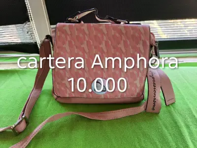 Maquillaje y mochila y cartera. - miniatura 2
