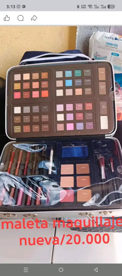 Maquillaje y mochila y cartera. - miniatura 3