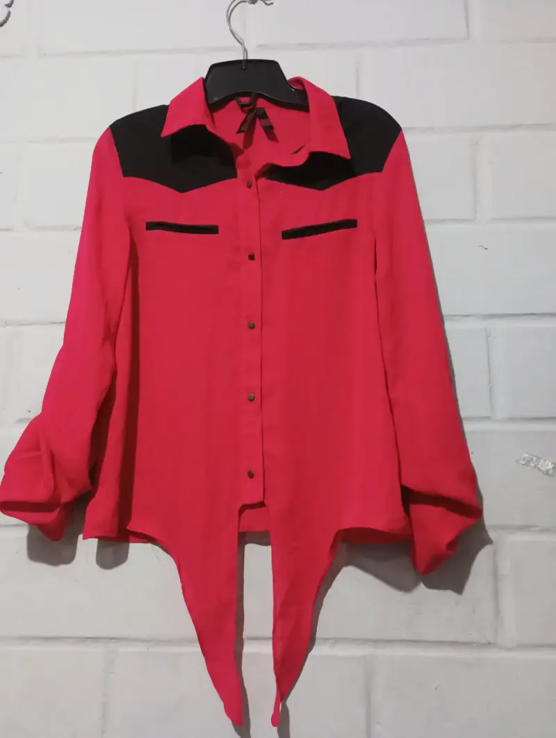 Blusa roja fucsia con detalles negros