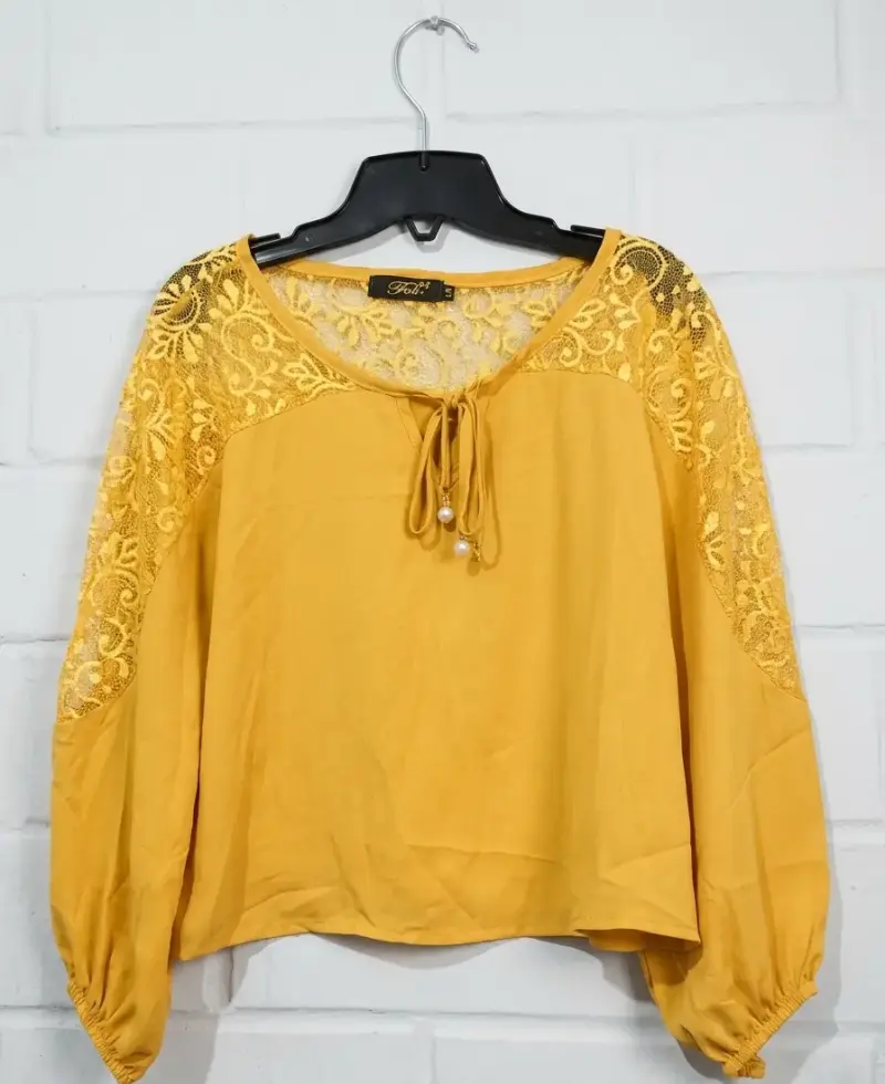 Blusa amarilla con encaje