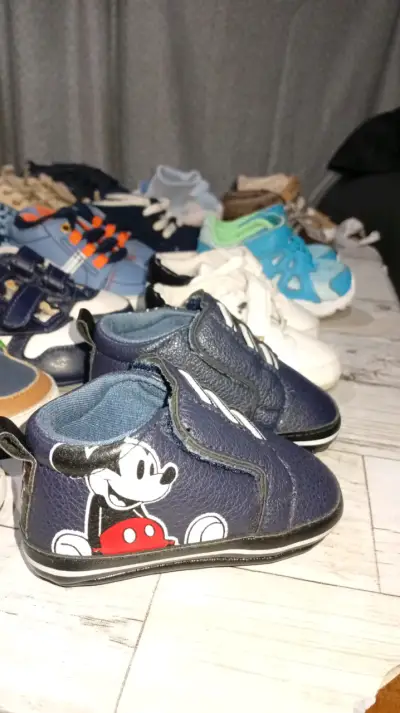 Lote de zapatos de bebé con diseño de personaje - miniatura 1
