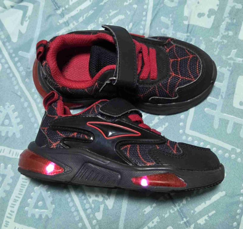 Zapatillas infantiles con luces LED - 1