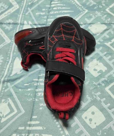 Zapatillas infantiles con luces LED - miniatura 3