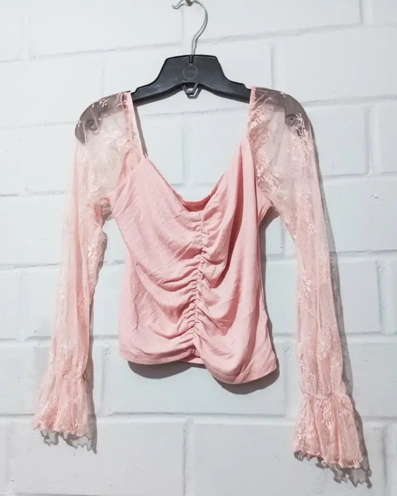 Blusa rosa encaje manga larga