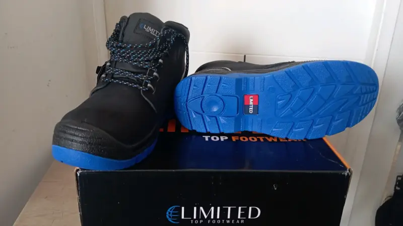 Botas negras Limited con suela azul - 2