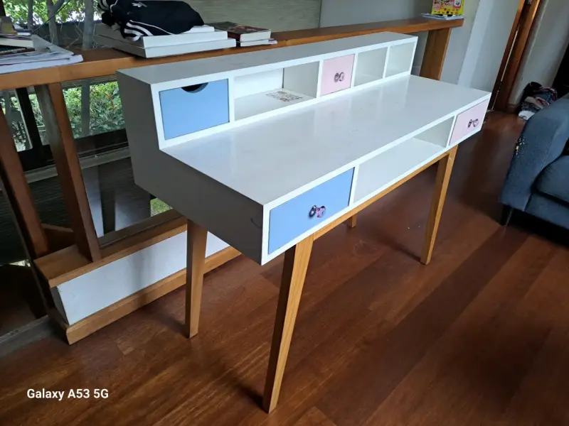Escritorio blanco con cajones - 1