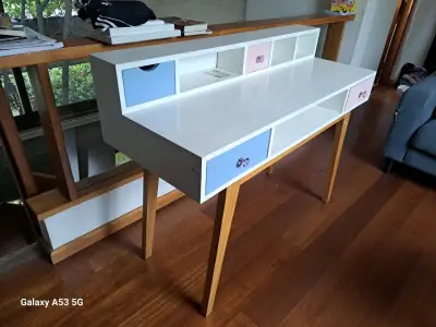 Escritorio blanco con cajones - miniatura 1