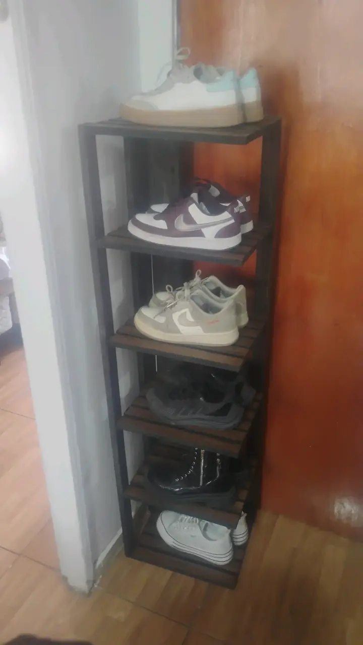 Estante de madera para zapatos