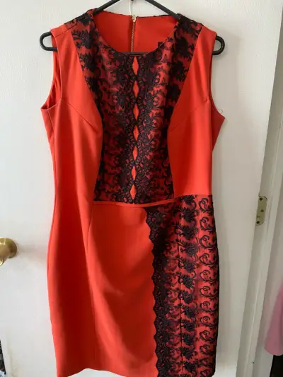 Vestido rojo con encaje negro - miniatura 1