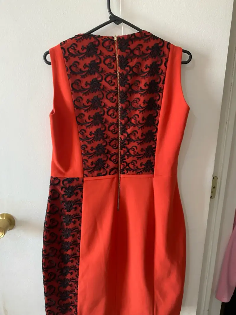 Vestido rojo con encaje negro - 4