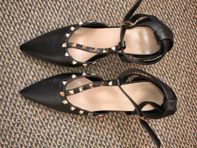 Zapatos negros con tachas doradas - miniatura 1