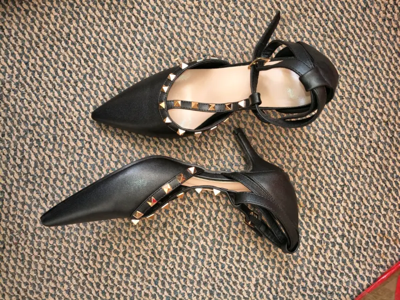 Zapatos negros con tachas doradas - 2