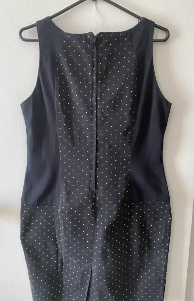 Vestido negro con diseño - miniatura 2