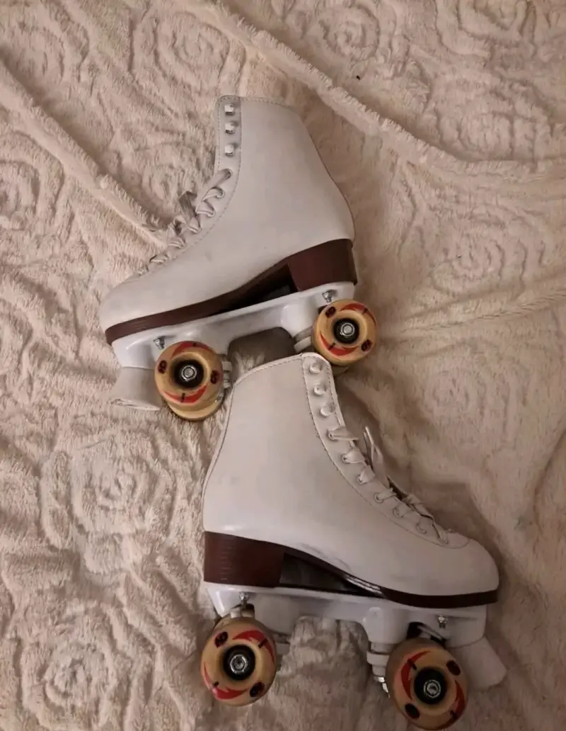 Patines blancos de cuatro ruedas - 1