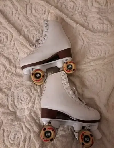 Patines blancos de cuatro ruedas - miniatura 1