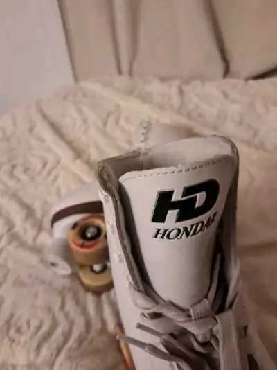 Patines blancos de cuatro ruedas - miniatura 2