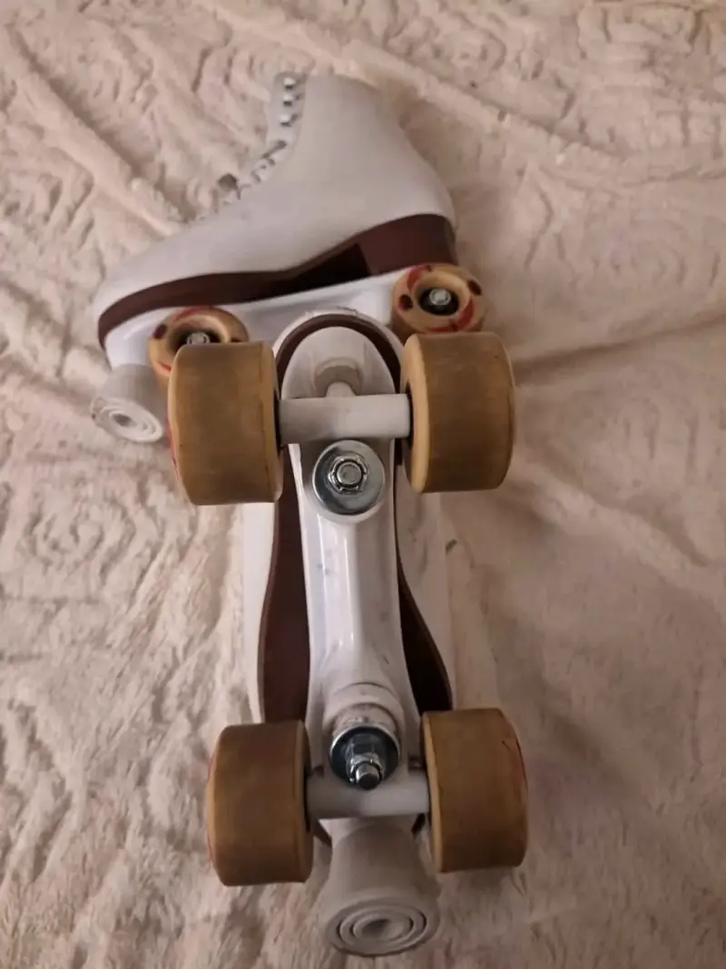 Patines blancos de cuatro ruedas - 3