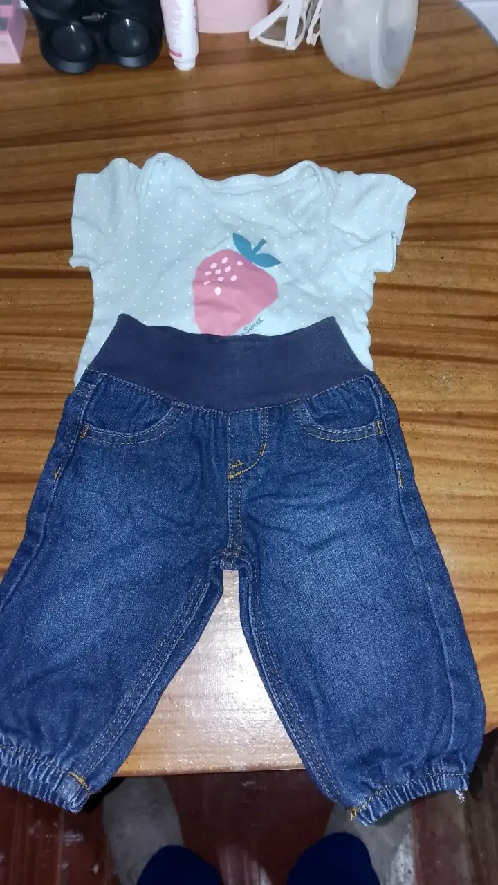 Conjunto bebé polera y jeans