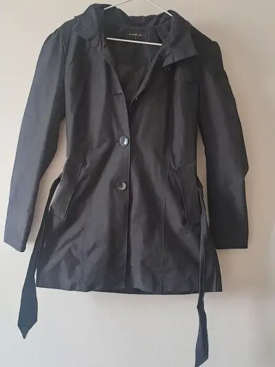Chaqueta negra con cinta - miniatura 1