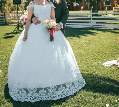 Vestido de novia blanco clásico con falso - miniatura 1