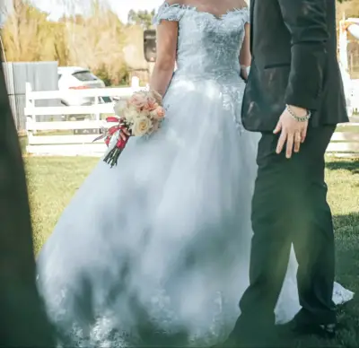 Vestido de novia blanco clásico con falso - miniatura 2