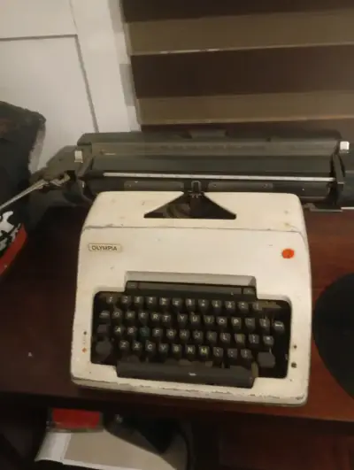 Máquina de escribir Olympia vintage - miniatura 1
