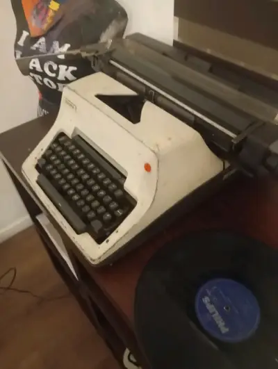 Máquina de escribir Olympia vintage - miniatura 2
