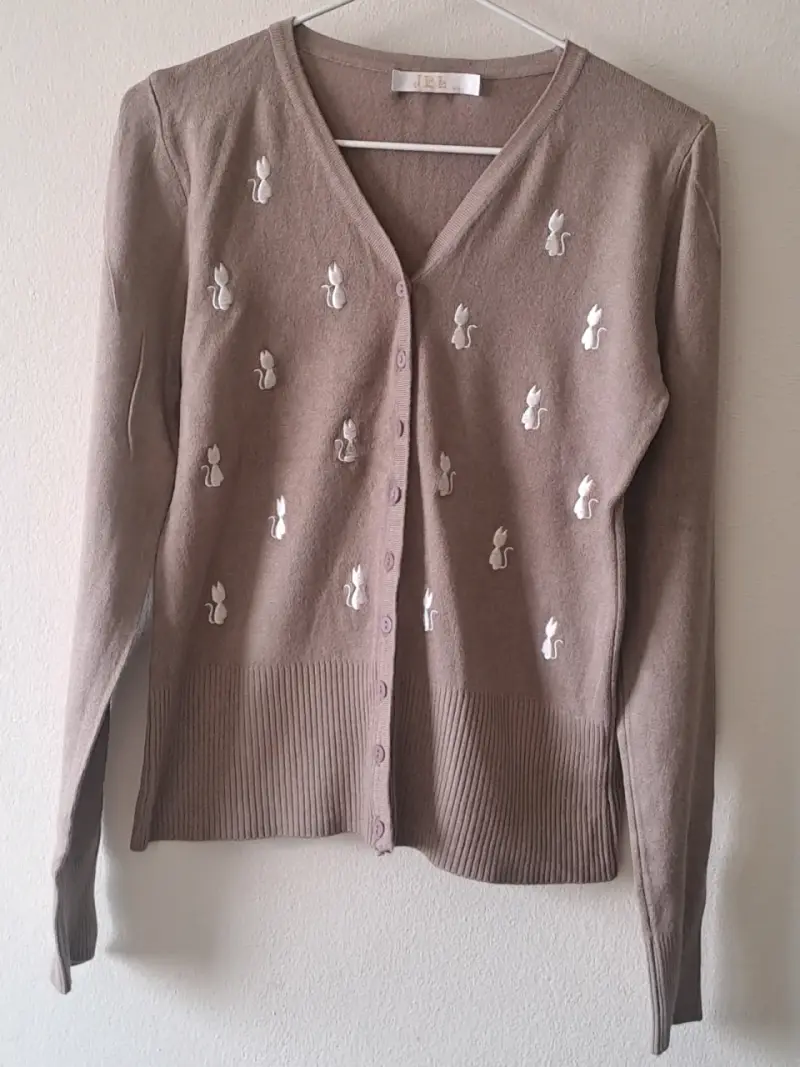 Cardigan beige con detalles bordados