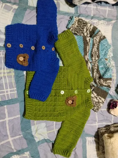 Chaleco tejido para bebé - miniatura 1
