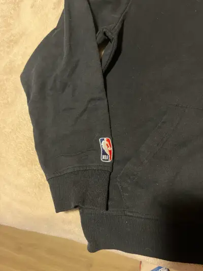 Polerón negro con capucha NBA - miniatura 2