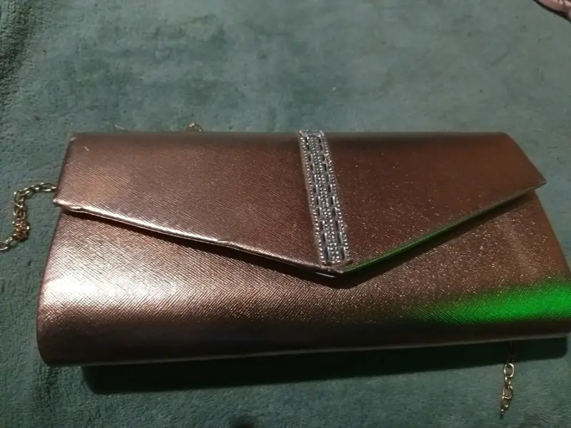 Cartera sobre dorada metálica