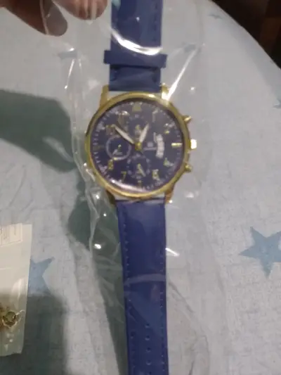Reloj azul con correa de silicona - miniatura 1