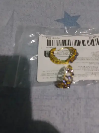 Anillo dorado en empaque - miniatura 2