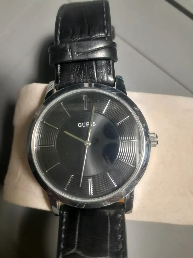 Reloj Guess negro clásico - 1