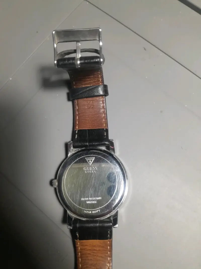 Reloj Guess negro clásico - 3