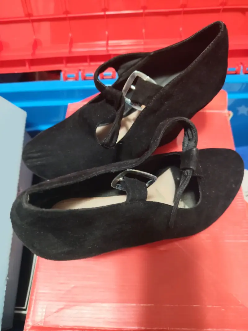 Zapatos negros con hebilla - 1
