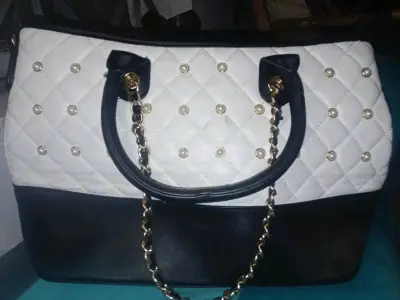 Cartera blanca con perlas y otras - miniatura 1