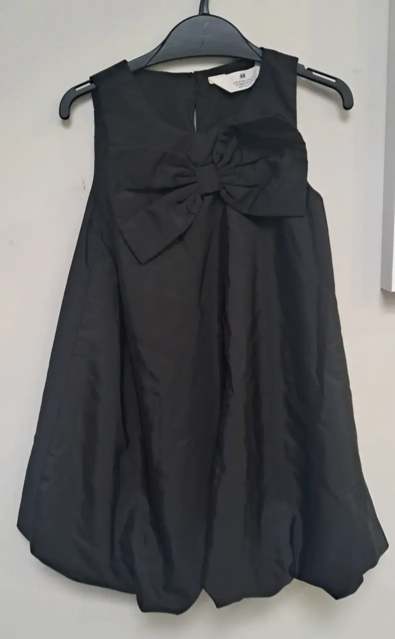 Vestido negro con lazo