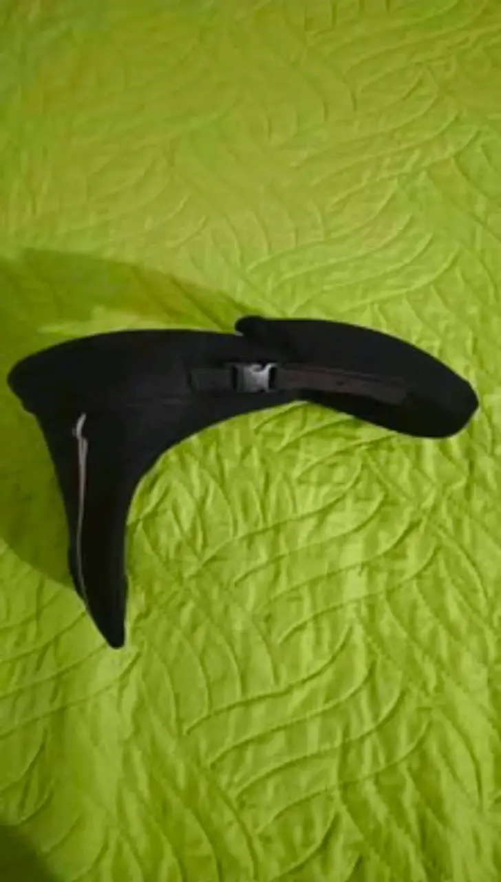 Cuello ergonómico negro para motos marca Scoyco - 1
