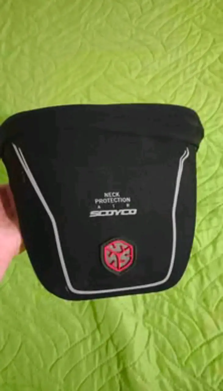 Cuello ergonómico negro para motos marca Scoyco - 2