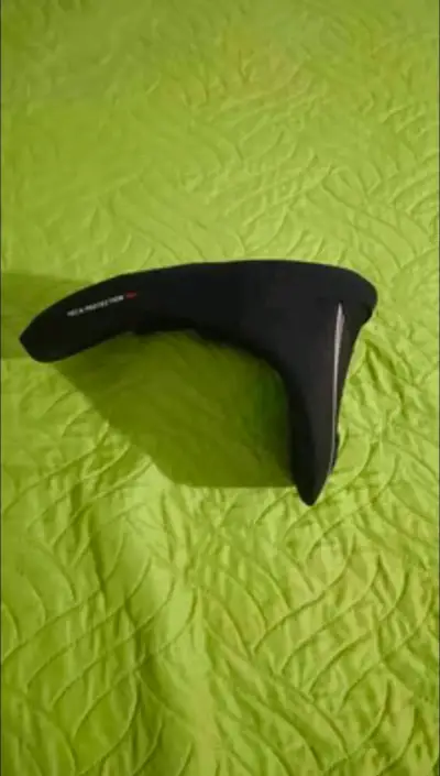 Cuello ergonómico negro para motos marca Scoyco - miniatura 3